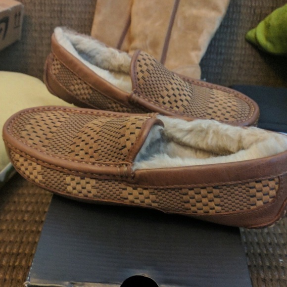 Uggs Slippers - Picture 2 of 4